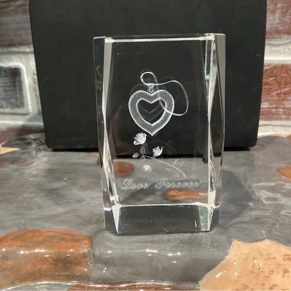Beautiful Crystal Cut Glass - “Love Forever” Heart & Roses Themed - Excellent - Picture 5 of 10
